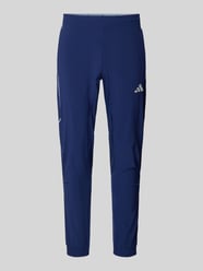 Spodnie dresowe o kroju slim fit z nadrukiem z logo model ‘Tech’ od adidas Training - 15