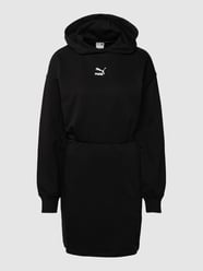 Sukienka z dzianiny dresowej z wyhaftowanym logo model ‘Classics Hooded Dress’ od Puma Czarny - 26