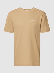 T-shirt z wyhaftowanym logo model ‘KIKKI’ od Anerkjendt Beżowy - 25