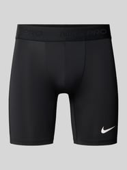 Eng anliegende Sportshorts mit Logo-Print von Nike Training - 16