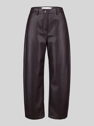 spodnie ze skór y / ze sztucznej skóry o kroju regular fit z detalem z logo model 'PHIBI' od Raffaello Rossi - 23