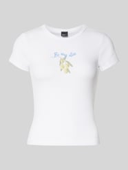 T-Shirt mit Motiv-Print und Rundhalsausschnitt von Gina Tricot - 17