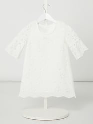 Kleid mit Lochmuster und Stickereien Modell 'Matilda' von CHI CHI London Weiß - 22
