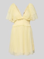 Cocktailkleid mit V-Ausschnitt und Taillenband von LACE & BEADS - 37