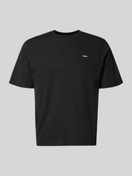 Basic T-Shirt mit kleinem Logo-Patch auf der Brust von REVIEW - 12