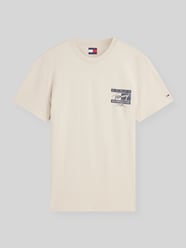 t-shirt o kroju regular fit z czystej bawełny z nadrukiem na tyle od Tommy Jeans - 40