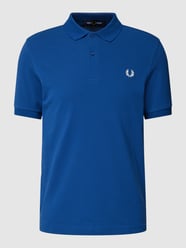 Koszulka polo z wyhaftowanym logo model ‘PLAIN’ od Fred Perry Niebieski - 25