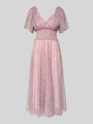 Knielanges Cocktailkleid mit V-Ausschnitt von LACE & BEADS Pink - 16