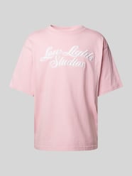 Oversized T-Shirt mit Label-Stitching Modell 'SHUTTER' von Low Lights Studios Pink - 32