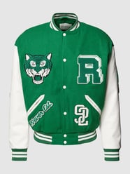 Kurtka baseballowa z naszywkami z logo od REVIEW Zielony - 14