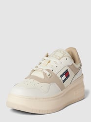 Sneakersy na platformie z nadrukiem z logo model ‘RETRO BASKET’ od Tommy Jeans Beżowy - 43