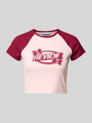 Cropped T-Shirt mit Label-Print von Review Pink - 3