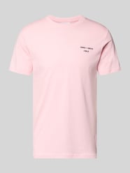 t-shirt z haftem i okrągłym dekoltem od Lindbergh Fuksjowy - 16