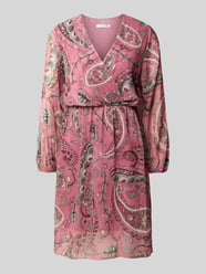 Knielanges Kleid mit V-Ausschnitt Modell 'Lu44ciaa' von ZABAIONE Pink - 25