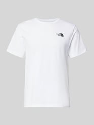 T-shirt o kroju regular fit z nadrukiem z logo od The North Face - 31