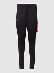 Spodnie dresowe o kroju slim fit z kieszeniami cargo od Alpha Industries Czarny - 19