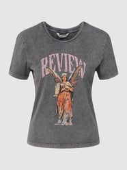 T-Shirt mit Label- und Motiv-Print von Review Grau - 9