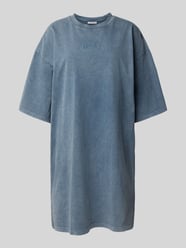 Sukienka T-shirtowa o długości do kolan z okrągłym dekoltem od REVIEW - 12