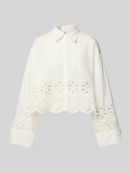 Cropped Bluse mit Lochstickerei Modell 'Sophia' von EDITED - 23