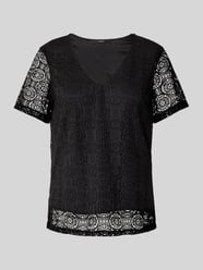 T-shirt o kroju regular fit z efektem podpalania model ‘MAYA’ od VERO MODA - 41
