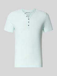 T-Shirt mit V-Ausschnitt und Knopfleiste von MCNEAL - 27