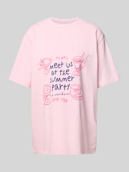 Oversized T-Shirt mit Rundhalsausschnitt Modell 'Summer Party' von OH APRIL Pink - 44