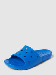 Klapki z piankowym wyściełaniem model ‘Classic’ od Crocs Niebieski - 25