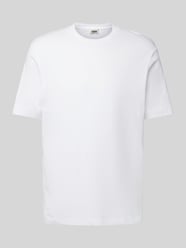 T-shirt z prążkowanym, okrągłym dekoltem model ‘RAPHAEL’ od DRYKORN - 22
