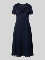 Cocktailkleid mit Wasserfall-Ausschnitt von Vera Mont - 35