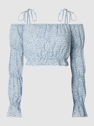PAMELA X NA-KD REBORN Cropped Off-Shoulder-Blusenshirt aus Krepp - REPREVE® von NA-KD Blau - 28