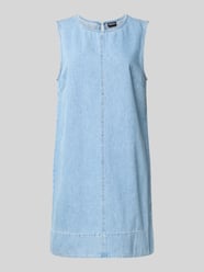 Sukienka jeansowa o kroju relaxed fit z czystej bawełny model 'FLORA' od PIECES - 36