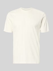 t-shirt o kroju regular fit z ażurowym haftem na całej powierzchni od Jake*s Studio Men - 40