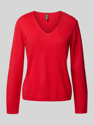 Sweter o kroju regular fit z dekoltem w serek model ‘BREE’ od PIECES - 26
