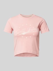 T-shirt krótki z nadrukiem z logo od GUESS Jeans Fuksjowy - 45