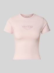 Slim Fit T-Shirt mit Strasssteinbesatz Modell 'Heart Baby' von GUESS Jeans Pink - 1