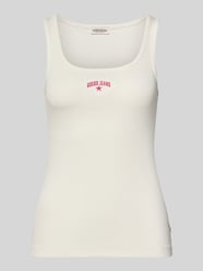 Top w efekcie prążkowania z wyhaftowanym logo od GUESS Jeans - 6