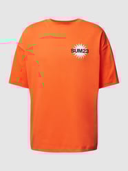 Oversized T-Shirt mit Motiv-Print von Multiply Apparel Orange - 4