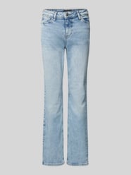 Jeansy o kroju straight fit z mieszanki bawełny model ‘KELLY’ od PIECES - 15
