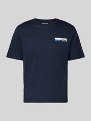 T-shirt z nadrukiem z logo model ‘CORP’ od JACK & JONES - 45