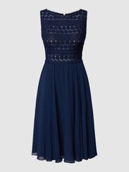 Knielanges Cocktailkleid mit floraler Spitze von Luxuar Blau - 20