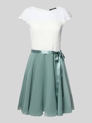 Knielanges Cocktailkleid mit Rundhalsausschnitt von Swing - 28