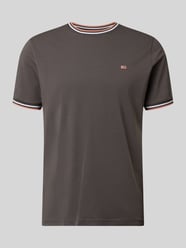 t-shirt z paskami w kontrastowym kolorze i okrągłym dekoltem od Christian Berg Men - 17