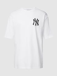 T-shirt z kwiatowym haftem od New Era Biały - 16