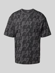 T-Shirt mit Allover-Label-Print von EA7 Emporio Armani - 42
