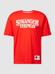 T-Shirt mit Print - Champion x Stranger Things von CHAMPION Rot - 37