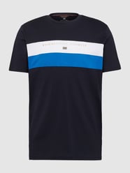 T-Shirt mit Kontraststreifen von Christian Berg Men Blau / Türkis - 43