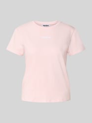 T-shirt z okrągłym dekoltem i wyhaftowanym logo od REVIEW Fuksjowy - 27