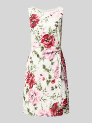 Getailleerde cocktailjurk met all-over motief van Vera Mont Fuchsia - 4