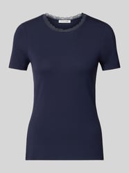 Slim Fit T-Shirt aus Viskose-Mix mit Spitzenbesatz von Christian Berg Woman - 27
