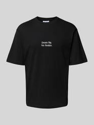 T-shirt z nadrukiem ze sloganem od REVIEW - 13